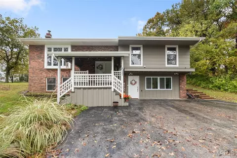 4121 Old Baumgartner Rd, Oakville, MO 63129