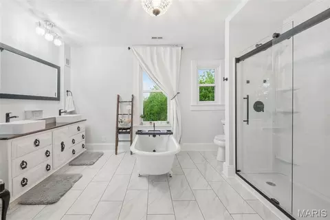 Bath - 921 W 5th St, Washington, MO 63090 photo 2 of 8