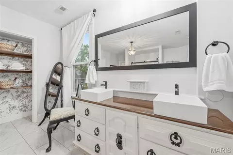 Bath - 921 W 5th St, Washington, MO 63090 photo 4 of 8