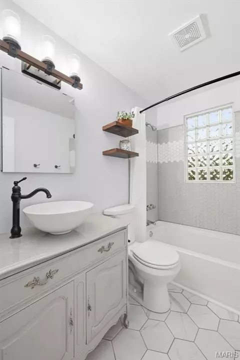 Bath - 921 W 5th St, Washington, MO 63090 photo 1 of 8