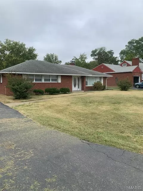 2816 Ridgedale Dr, Godfrey, IL 62035