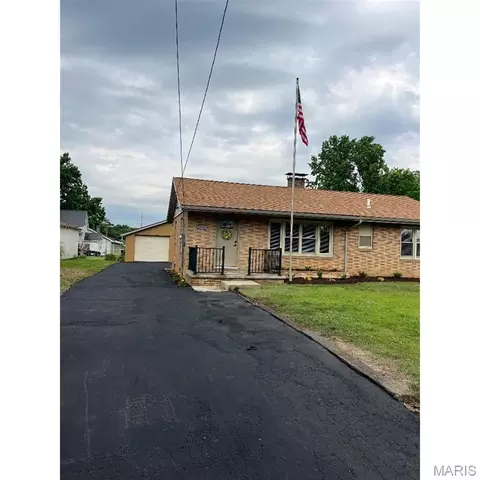 2704 Greenwood Ln, Godfrey, IL 62035