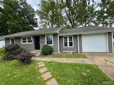 252 Midlothian Rd, Saint Louis, MO 63137