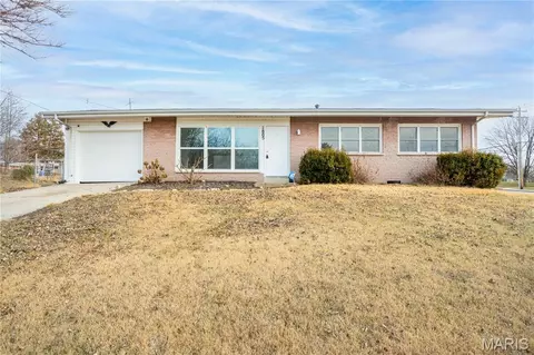 1805 Flicker Dr, Florissant, MO 63031