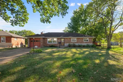 8628 Hillery Dr, Affton, MO 63123