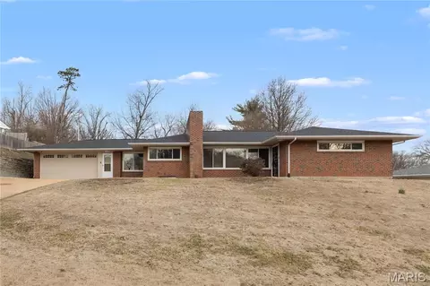 62 W Cardigan Dr, Ferguson, MO 63135