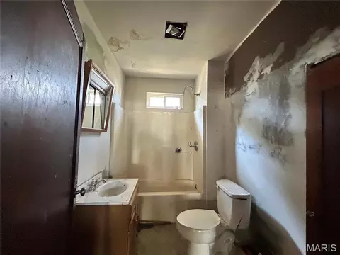 Bath - 132 Virginia St, Sullivan, MO 63080 photo 2 of 2