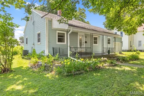 115 W South St, Nokomis, IL 62075