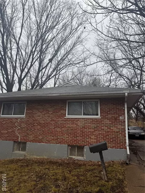 243 Chambers Rd, Saint Louis, MO 63137