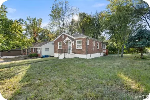 10197 Green Valley Dr, Saint Louis, MO 63136