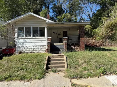 772 Park Dr, Alton, IL 62002