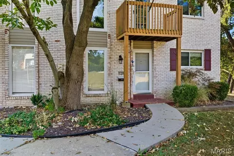 5788 Westphalia Ln, Oakville, MO 63129