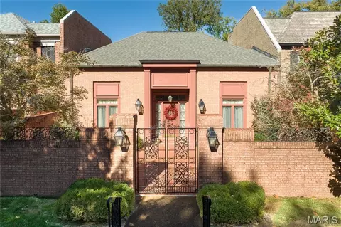 11 Chatfield Place Rd, Creve Coeur, MO 63141