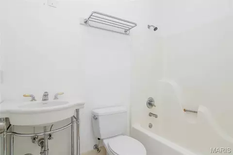 Bath - 12 Clearlake Dr, Centralia, IL 62801 photo 5 of 8
