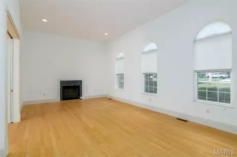 Living - 12 Clearlake Dr, Centralia, IL 62801 photo 2 of 12