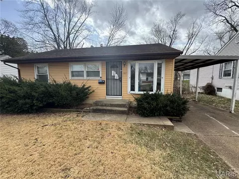 322 Caithness Rd, Saint Louis, MO 63137