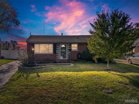 9862 Glenmont Dr, Affton, MO 63123