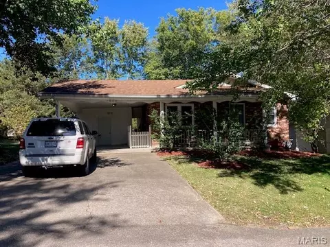 1906 Yale Dr, Scott City, MO 63780
