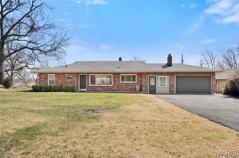 9910 Parkway Dr, Saint Louis, MO 63137