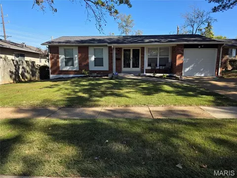 1434 Friar Tuck Ln, Saint Louis, MO 63125