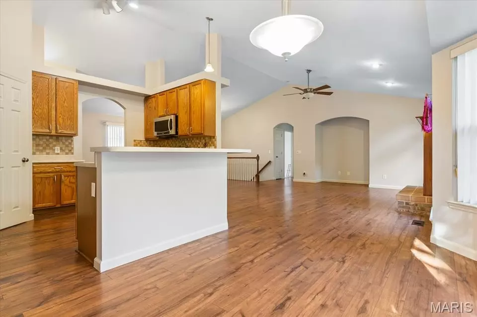 Living - 519 Sceptre Rd, Wentzville, MO 63385 photo 5 of 9