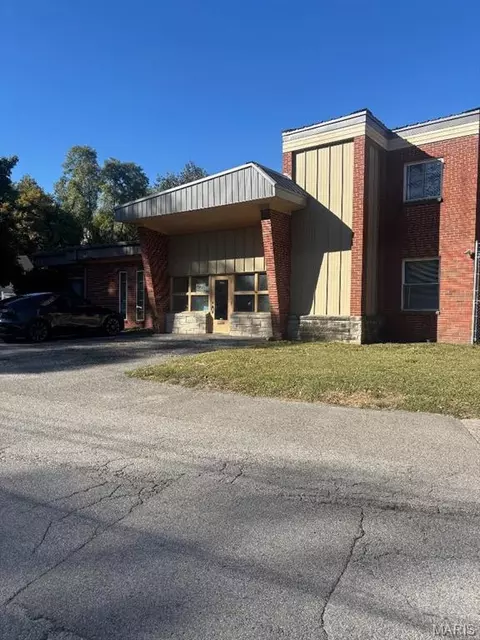 735 Park Dr, Alton, IL 62002