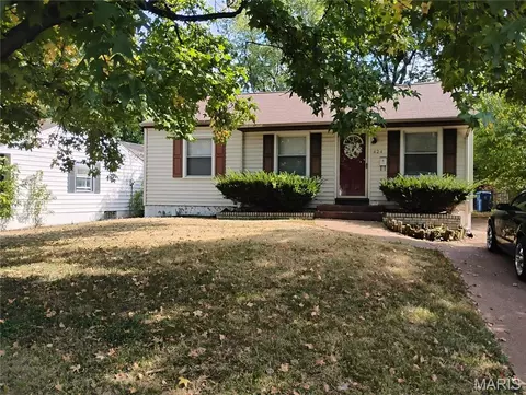 424 Lancashire Rd, Saint Louis, MO 63137