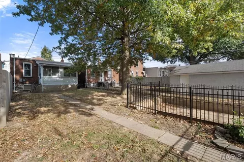 Exterior - 4936 Gresham Ave, Saint Louis, MO 63109 photo 10 of 11