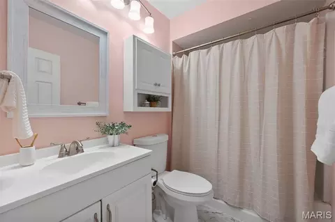 Bath - 4936 Gresham Ave, Saint Louis, MO 63109 photo 1 of 1