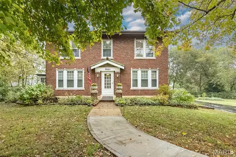 9320 Lincoln Dr, Sunset Hills, MO 63127