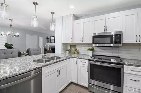 Kitchen - 1872 Ridgeview Circle Dr, Ballwin, MO 63021 photo 2 of 4