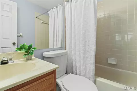Bath - 1872 Ridgeview Circle Dr, Ballwin, MO 63021 photo 3 of 3