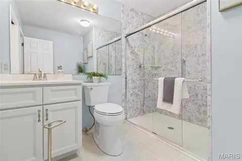 Bath - 1872 Ridgeview Circle Dr, Ballwin, MO 63021 photo 2 of 3