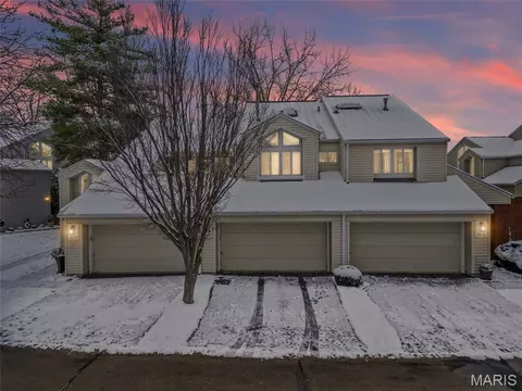 1872 Ridgeview Circle Dr, Ballwin, MO 63021