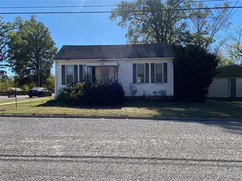 482 E Walnut St, Nashville, IL 62263