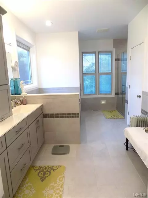 Bath - 1011 Carriage Ln, Rolla, MO 65401 photo 3 of 14