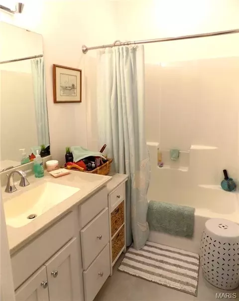 Bath - 1011 Carriage Ln, Rolla, MO 65401 photo 12 of 14