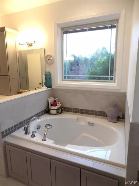 Bath - 1011 Carriage Ln, Rolla, MO 65401 photo 7 of 14