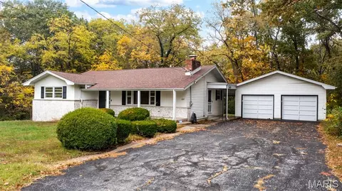1227 W Henry St, Staunton, IL 62088