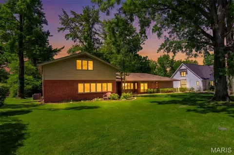 15 Ladue Rdg, Ladue, MO 63124