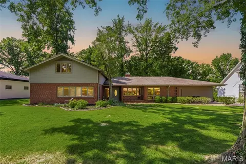 15 Ladue Rdg, Ladue, MO 63124