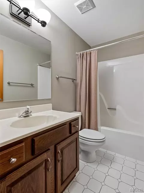 Bath - 413 Alborado Dr, Washington, MO 63090 photo 4 of 6