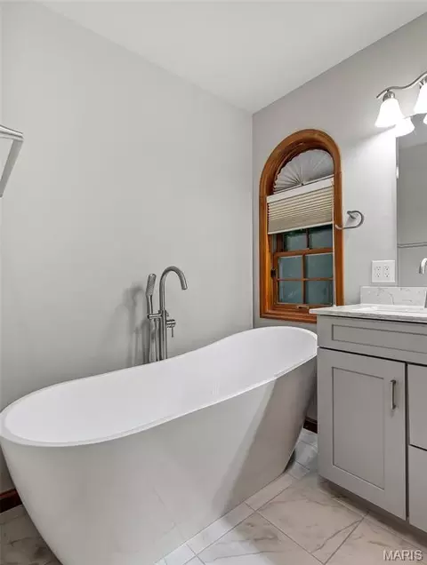 Bath - 413 Alborado Dr, Washington, MO 63090 photo 3 of 6