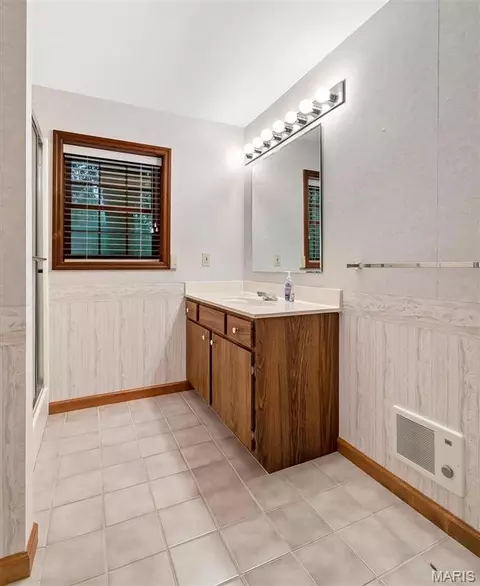 Bath - 413 Alborado Dr, Washington, MO 63090 photo 5 of 6
