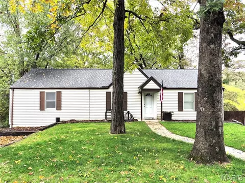 831 Oak Dr, Fenton, MO 63026