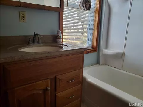 Bath - 222 Buchanan St, Waterloo, IL 62298 photo 1 of 2