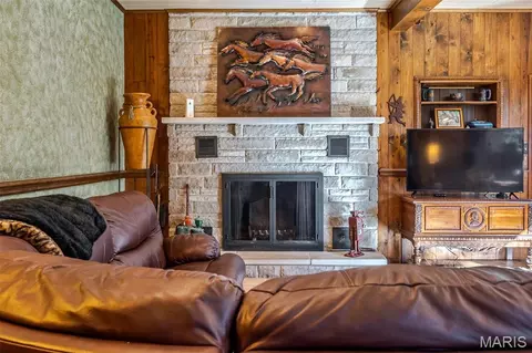 Living - 347 Roller Rd, Saint Clair, MO 63077 photo 2 of 6
