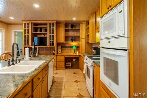 Kitchen - 347 Roller Rd, Saint Clair, MO 63077 photo 3 of 5