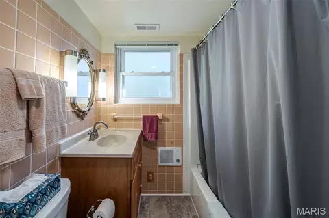 Bath - 347 Roller Rd, Saint Clair, MO 63077 photo 3 of 5