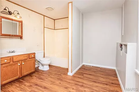 Bath - 7000 Twin River Rd, Eureka, MO 63025 photo 1 of 2